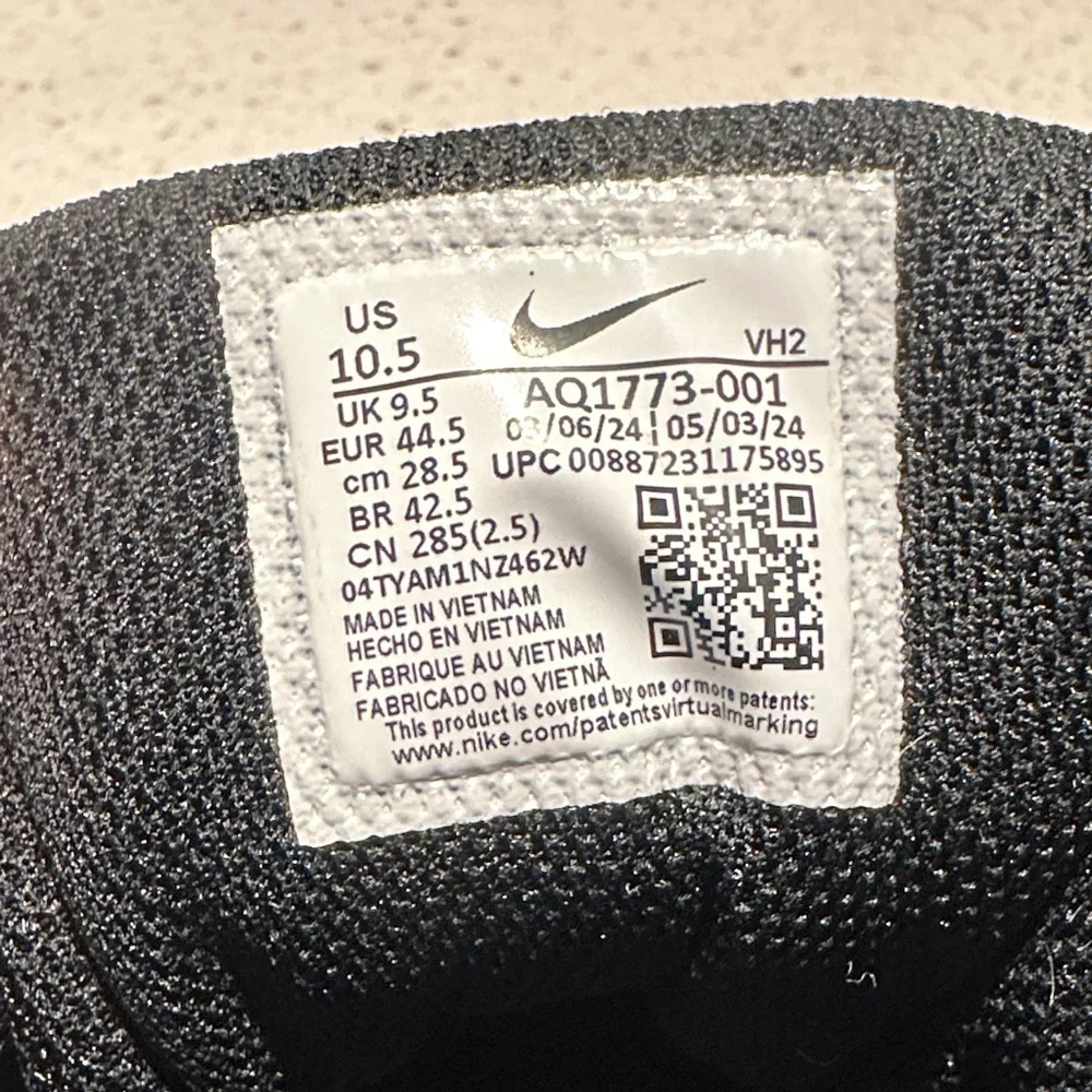 Nike Black and Blue Sneakers - Picture 6 of 10